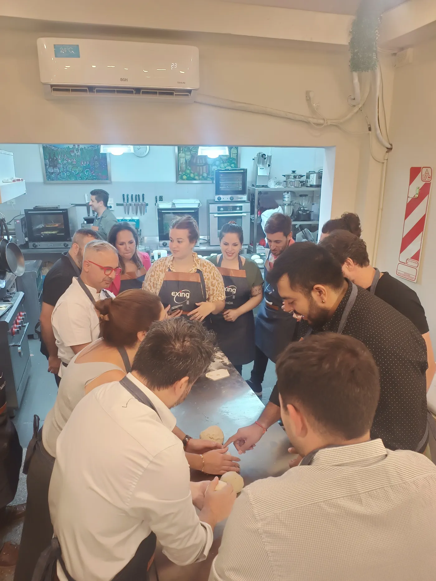 Exing — clase de cocina con delantales branded