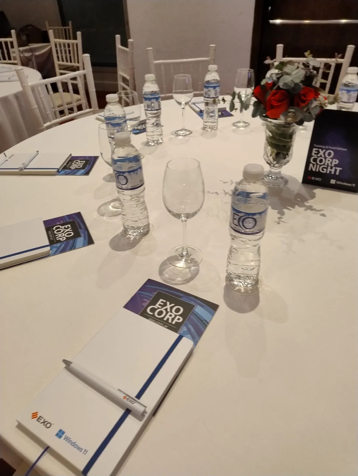 EXO Corp Night 2025 — kits y branding de mesa