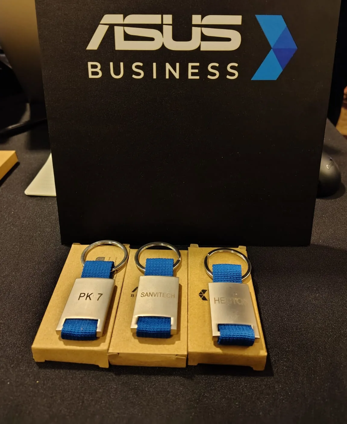 Llaveros metálicos personalizados en caja ASUS Business